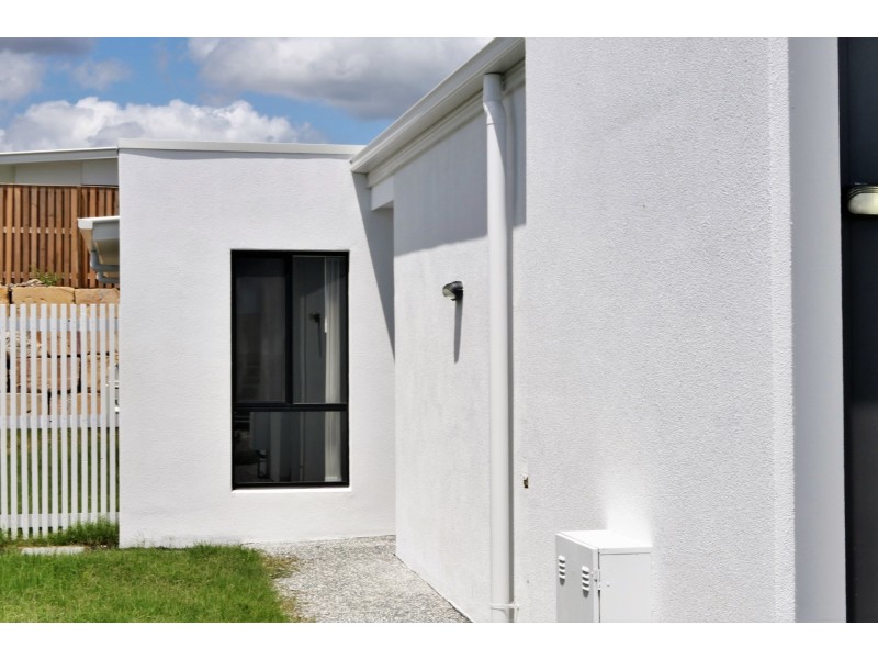 2/8 Peak Crescent, Pimpama QLD 4209