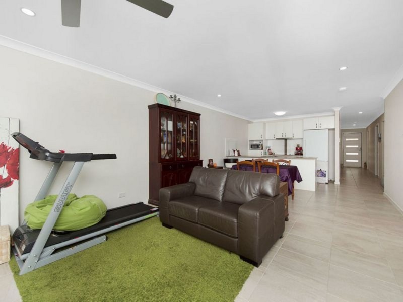 2 Steven Crescent, Pimpama QLD 4209