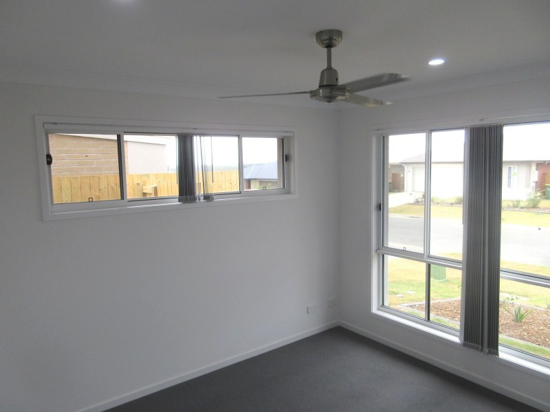 1/8 Hazel Street, Pimpama QLD 4209