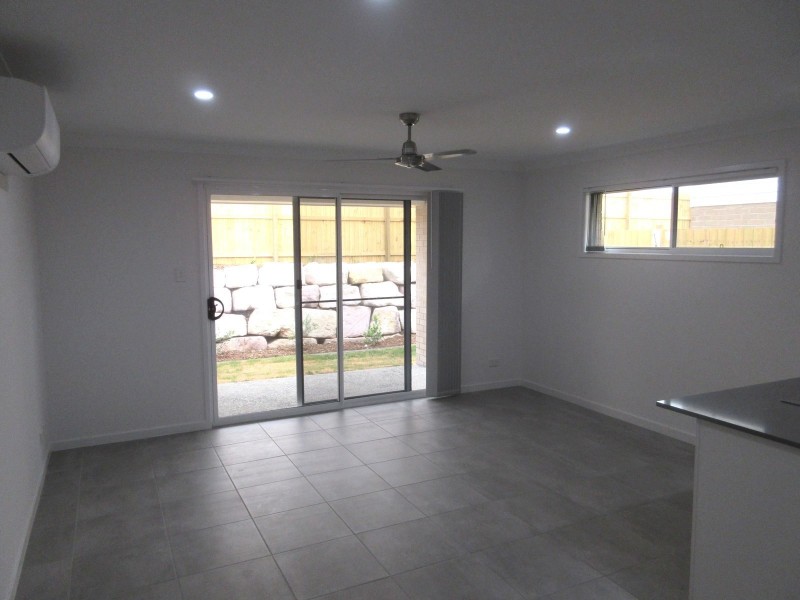 1/8 Hazel Street, Pimpama QLD 4209