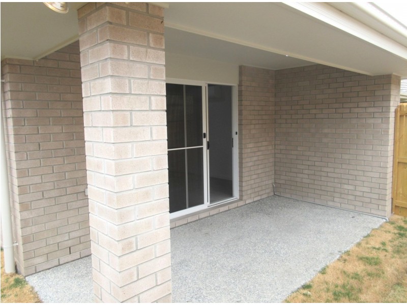 1/8 Hazel Street, Pimpama QLD 4209