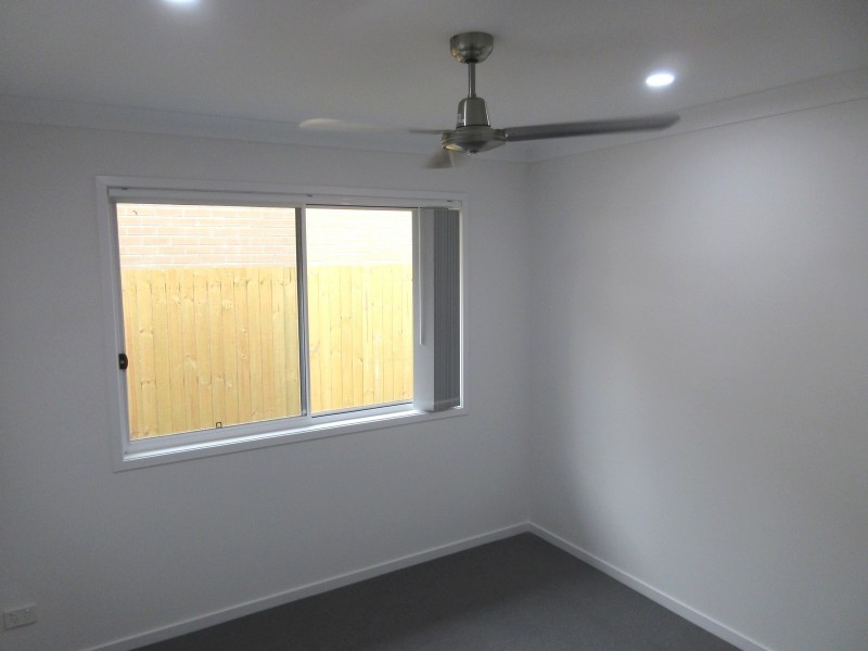 1/8 Hazel Street, Pimpama QLD 4209