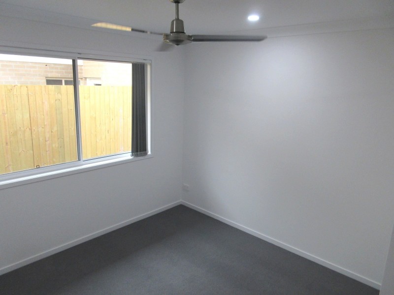 1/8 Hazel Street, Pimpama QLD 4209