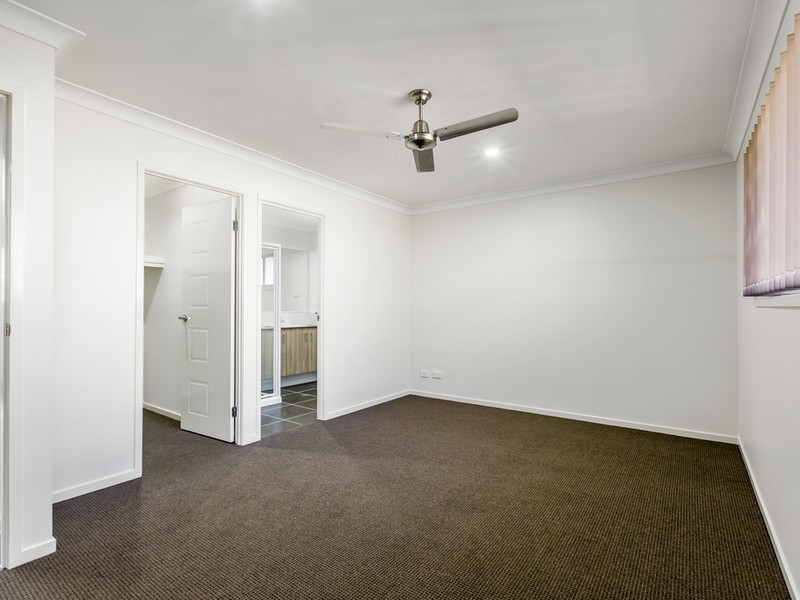 8 Maurie Pears Crescent, Pimpama QLD 4209