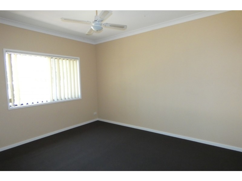 2/42 Goldcrest Drive, Upper Coomera QLD 4209