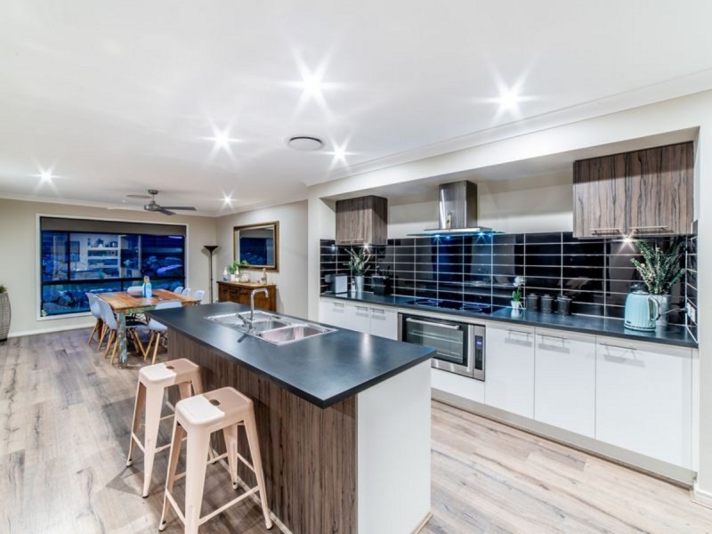 11 Hillstone Crescent, Maudsland QLD 4210