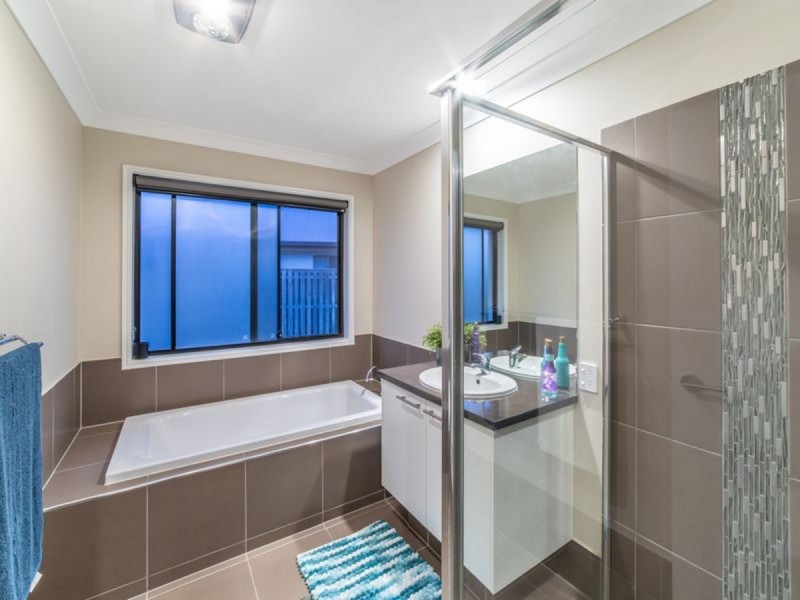 11 Hillstone Crescent, Maudsland QLD 4210