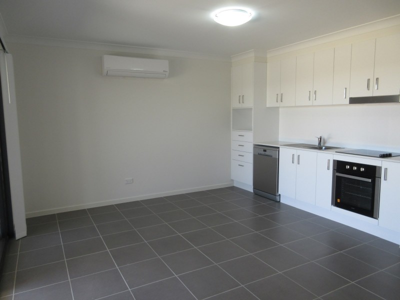 2/2 Milbrook Crescent, Pimpama QLD 4209