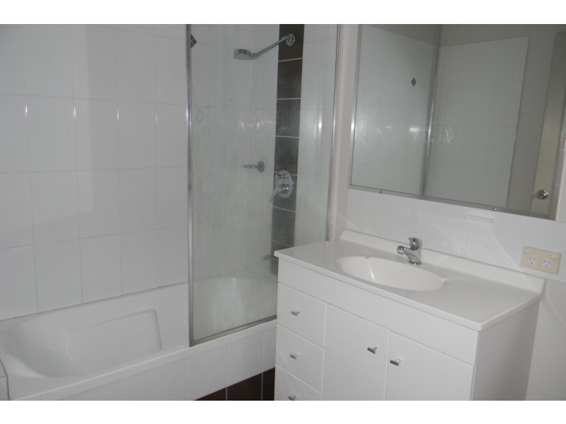 11/136 Pacific Pines Boulevard, Pacific Pines QLD 4211