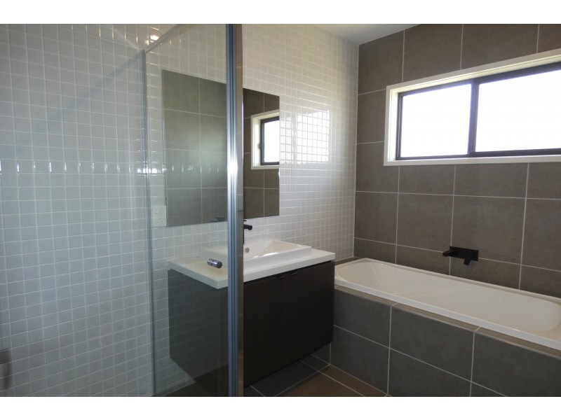 4 Azure Way, Coomera QLD 4209