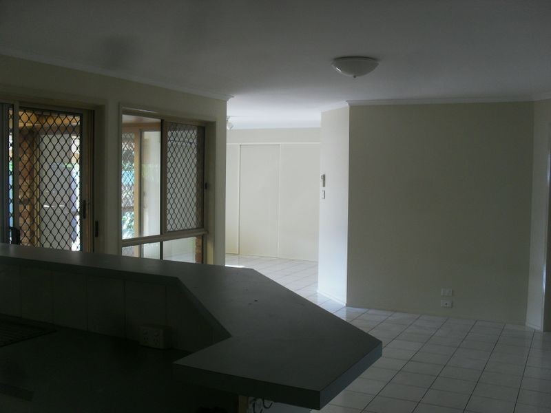 8 Penrith Court, Helensvale QLD 4212