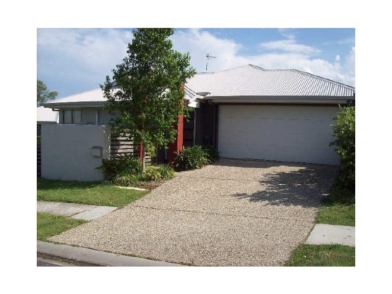 2/2 Sandhurst Crescent, Upper Coomera QLD 4209