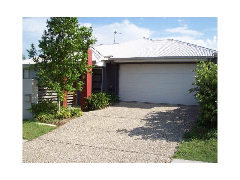 2/2 Sandhurst Crescent, Upper Coomera QLD 4209