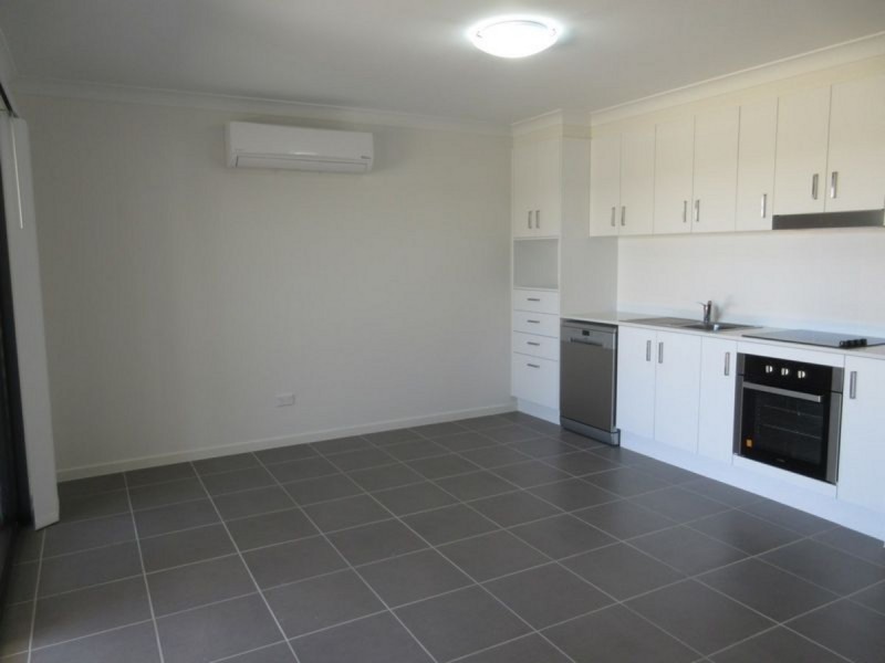 2/2 Milbrook Crescent, Pimpama QLD 4209