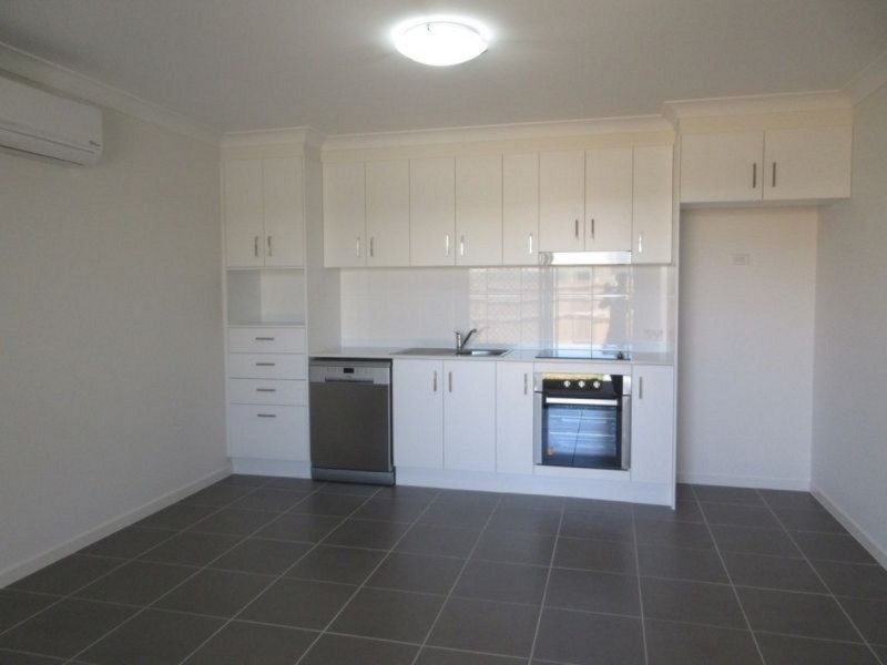 2/2 Milbrook Crescent, Pimpama QLD 4209