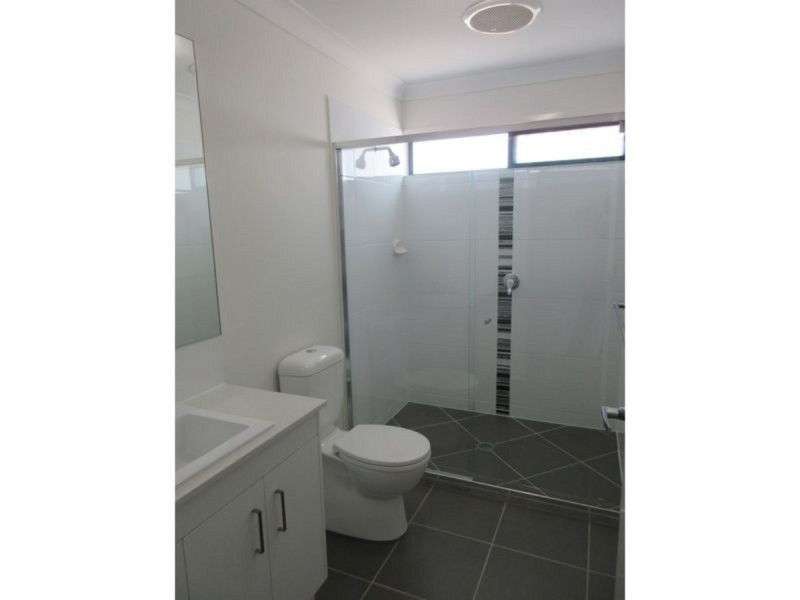 2/2 Milbrook Crescent, Pimpama QLD 4209