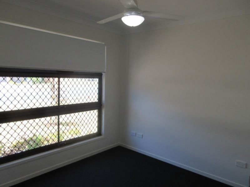 2/2 Milbrook Crescent, Pimpama QLD 4209