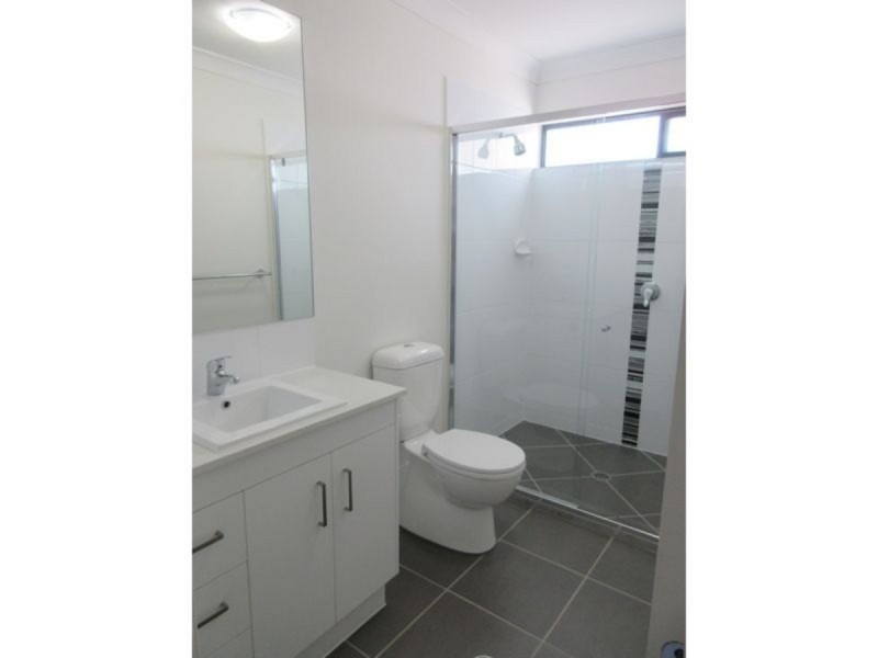 2/2 Milbrook Crescent, Pimpama QLD 4209