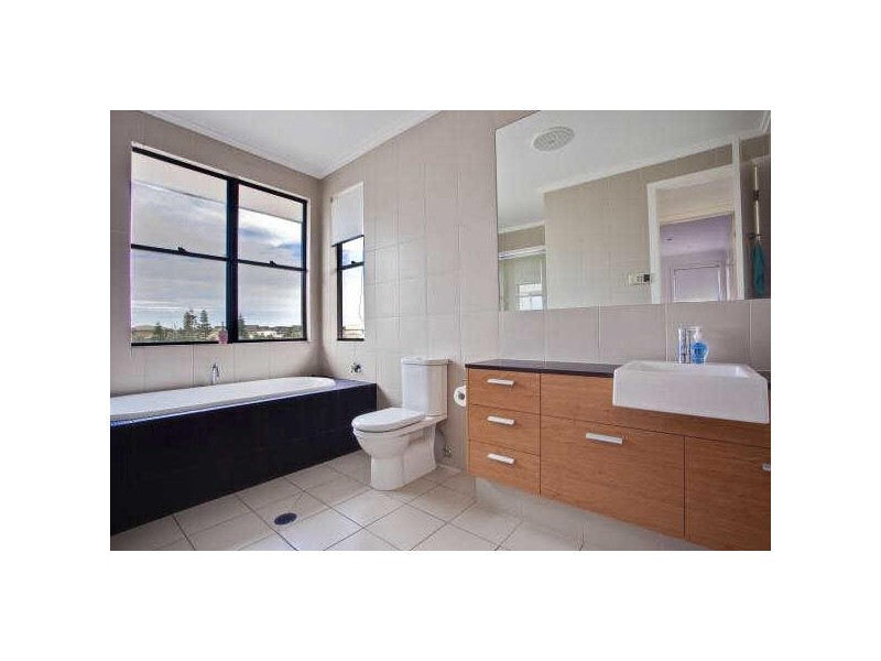 6103 The Lakes Drive, Hope Island QLD 4212