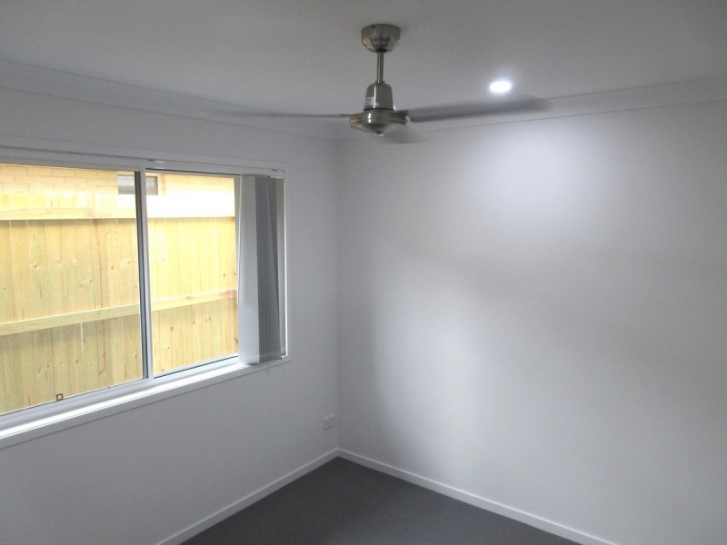 2/8 Hazel Street, Pimpama QLD 4209