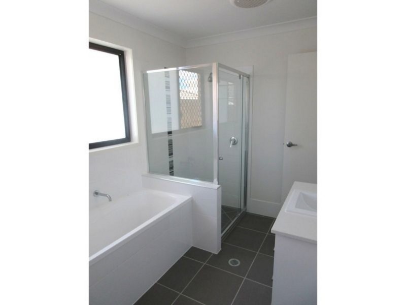 1/2 Milbrook Crescent, Pimpama QLD 4209