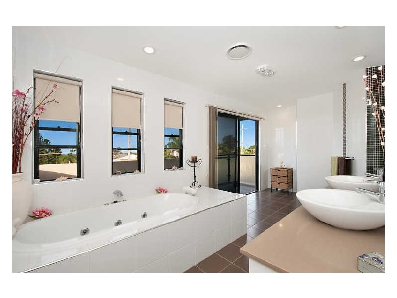 28a Ashbourne Tce, Biggera Waters QLD 4216