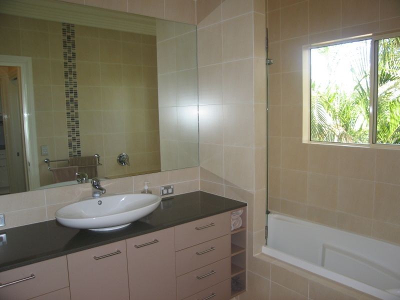 12 Centre Court, Oxenford QLD 4210