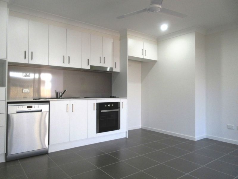 2/64 Milbrook Crescent, Pimpama QLD 4209