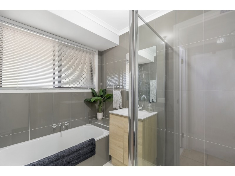 2/3 Wayne Place, Oxenford QLD 4210