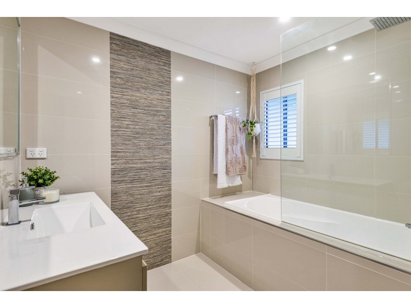 29 Akoonah Street, Hope Island QLD 4212