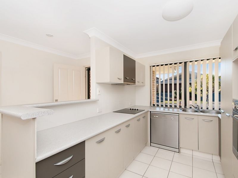 2/15 Cranberrie Crescent, Pimpama QLD 4209