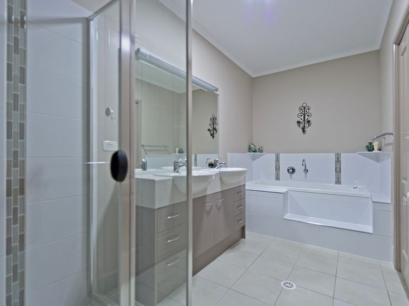 5 Berrimilla Lane, Coomera Waters QLD 4209