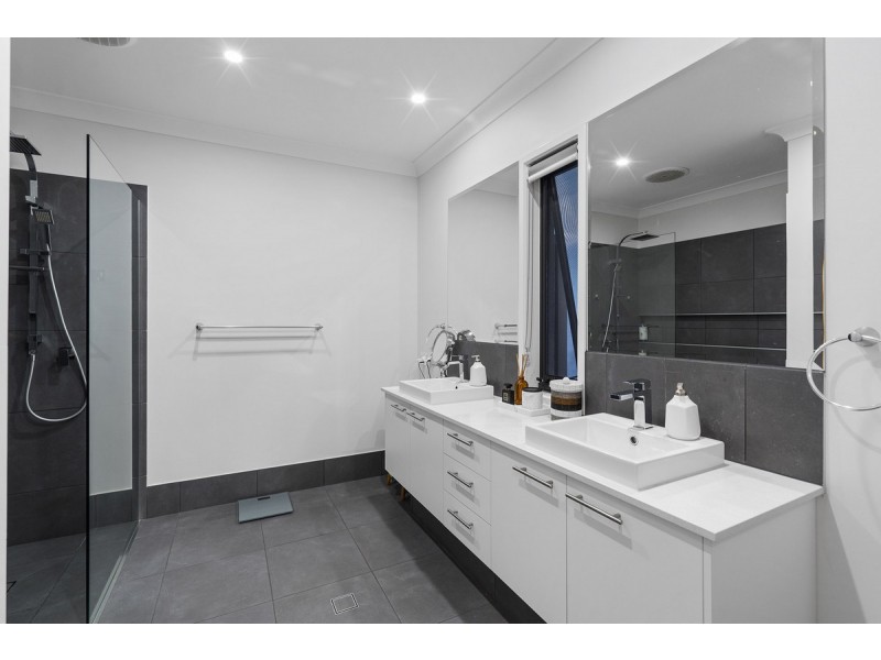 11 Skippers Place, Coomera Waters QLD 4209