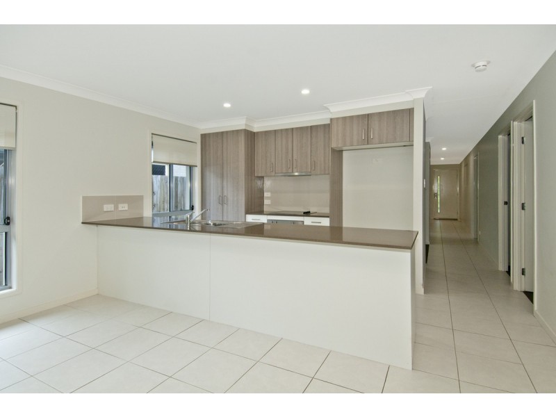 8 Darling Close, Pacific Pines QLD 4211