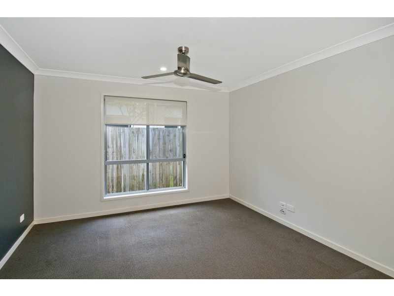 8 Darling Close, Pacific Pines QLD 4211