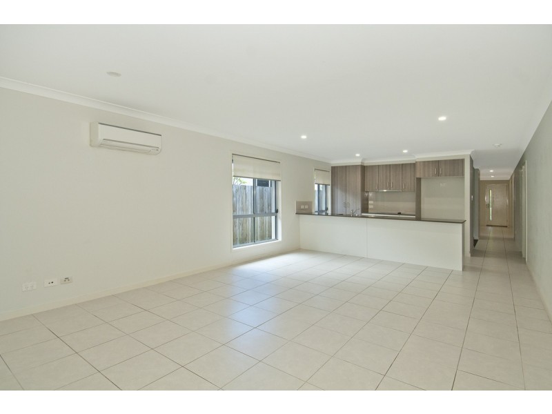 8 Darling Close, Pacific Pines QLD 4211
