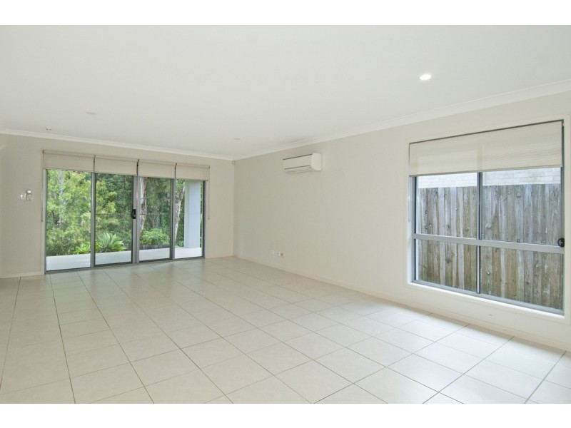 8 Darling Close, Pacific Pines QLD 4211