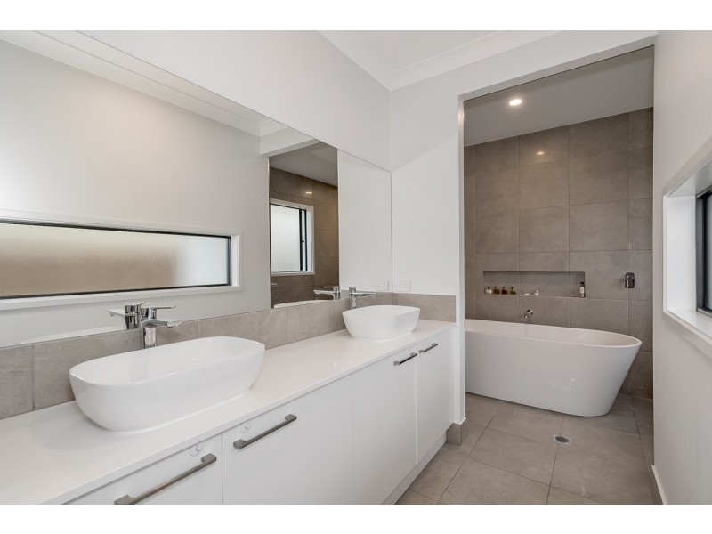 15 Challenger Way, Coomera Waters QLD 4209