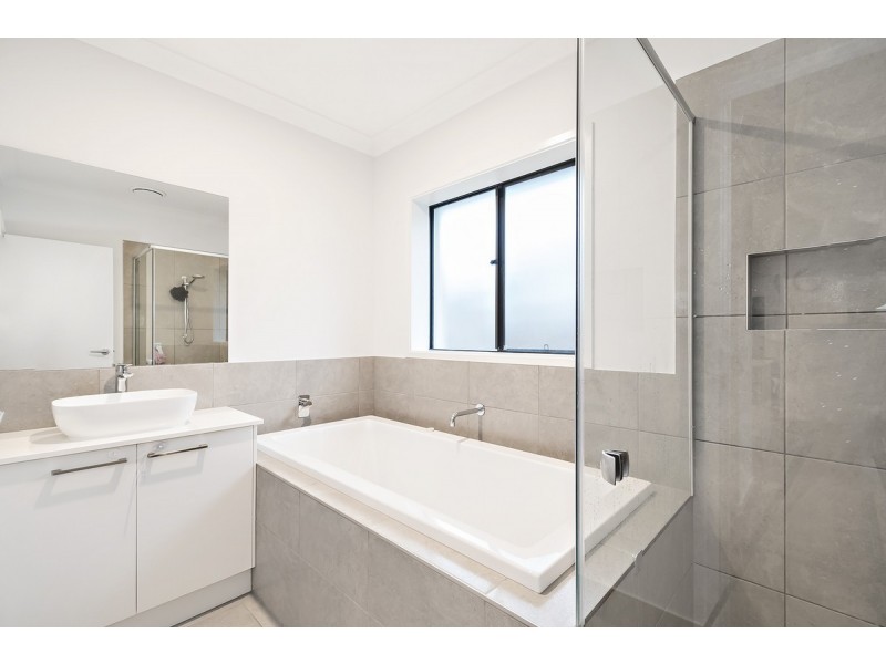 15 Challenger Way, Coomera Waters QLD 4209