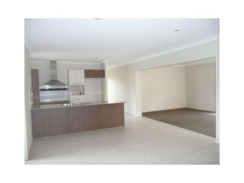 8 Henry Street, Coomera QLD 4209