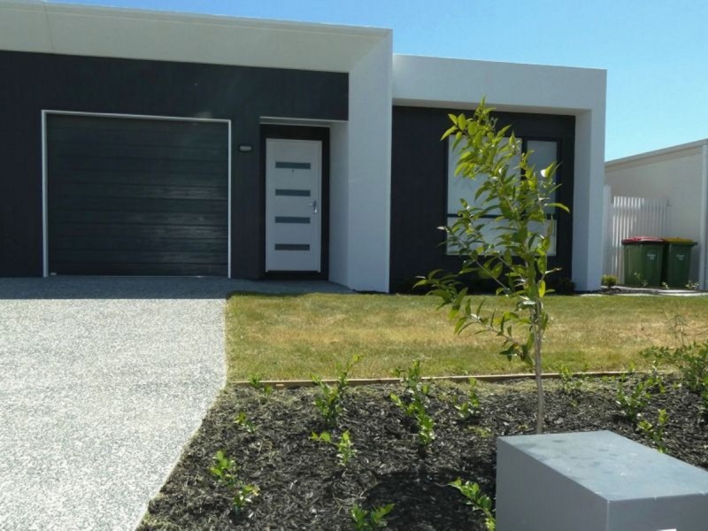 1/8 Peak Crescent, Pimpama QLD 4209