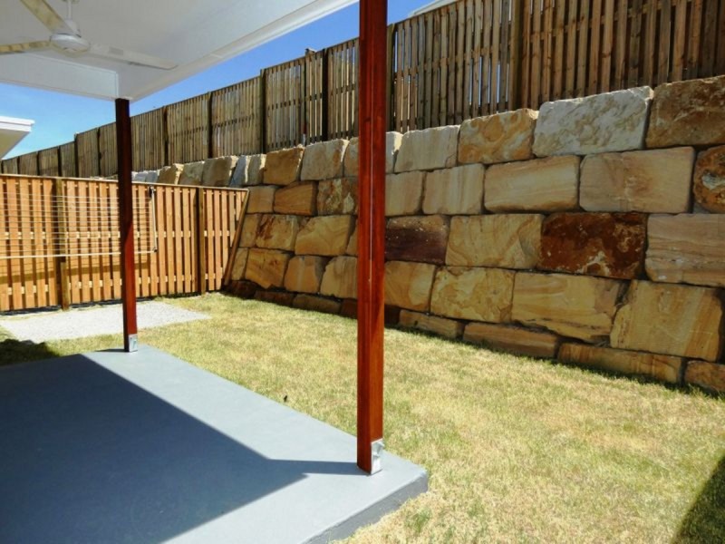 1/8 Peak Crescent, Pimpama QLD 4209