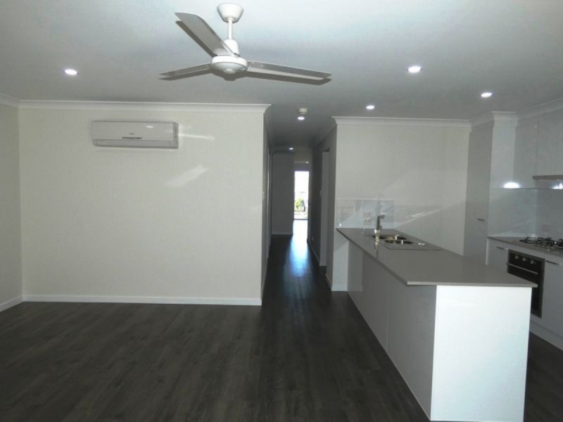 1/8 Peak Crescent, Pimpama QLD 4209