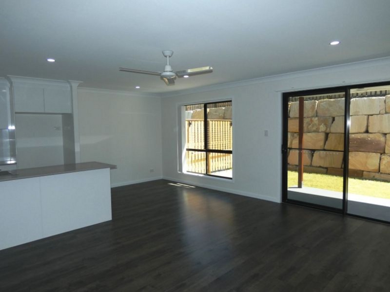 1/8 Peak Crescent, Pimpama QLD 4209