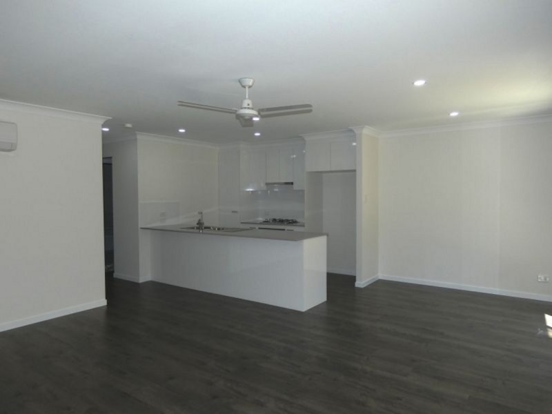 1/8 Peak Crescent, Pimpama QLD 4209