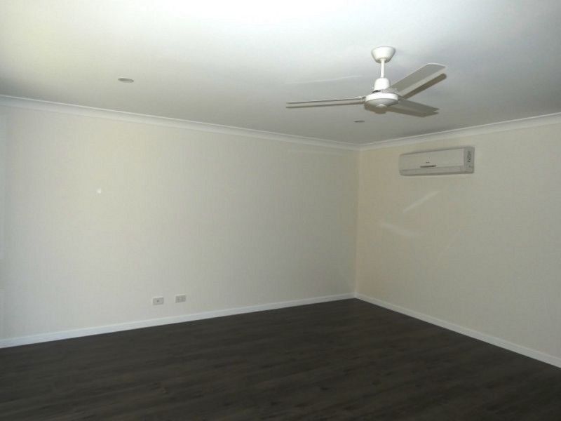 1/8 Peak Crescent, Pimpama QLD 4209