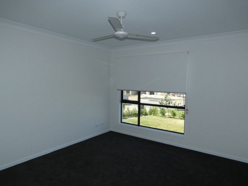 1/8 Peak Crescent, Pimpama QLD 4209