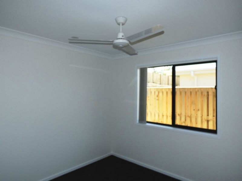 1/8 Peak Crescent, Pimpama QLD 4209