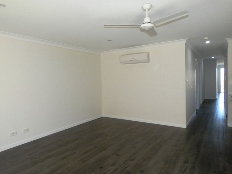 1/8 Peak Crescent, Pimpama QLD 4209