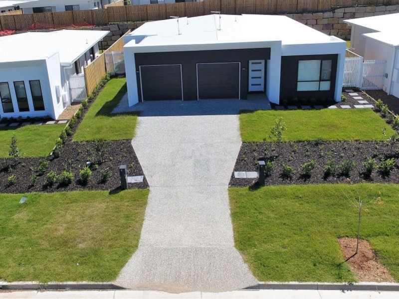1/8 Peak Crescent, Pimpama QLD 4209